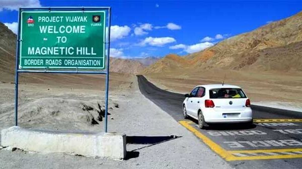 Bí ẩn ở ngọn đồi "kỳ lạ": Nơi ô tô tắt máy vẫn tự lên dốc