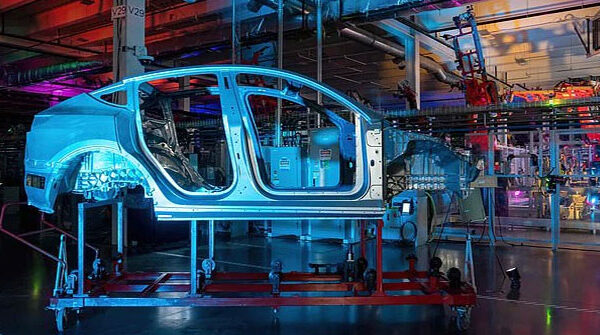 Robot tấn công tàn bạo kỹ sư tại nhà máy Tesla, viễn cảnh đáng sợ nhất của tương lai đã xảy ra?