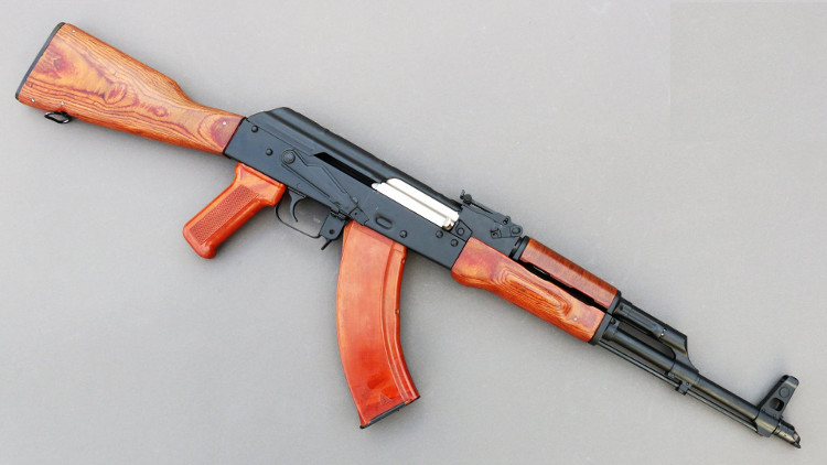 Một số người vẫn cho rằng AK-47 đã chịu ảnh hưởng từ thiết kế của khẩu súng StG-44 của Đức.