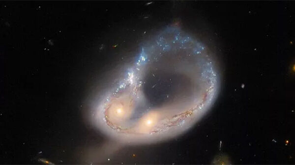 Ảnh sốc từ NASA/ESA: "Cửa sổ" vượt thời gian 2 tỉ năm cho chúng ta?