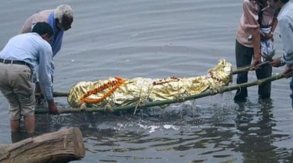 Hồ thiêng ở TQ: 800.000 tấn tôm cá nhưng không một ai dám đánh bắt