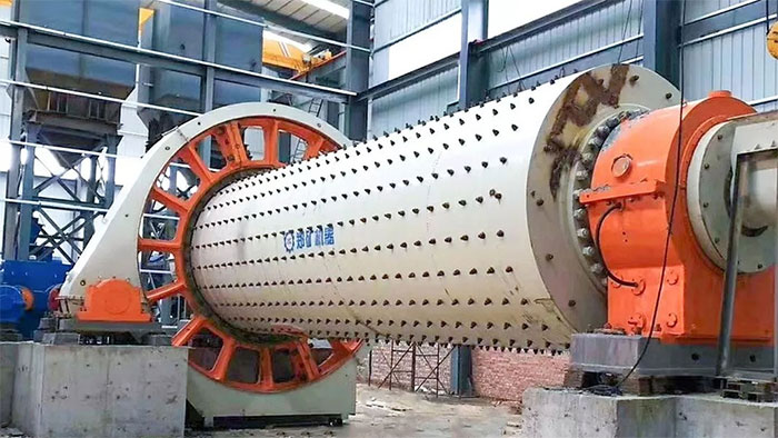 Máy nghiền bi gồm một thùng quay chứa bi thép bên trong với kích thước khác nhau