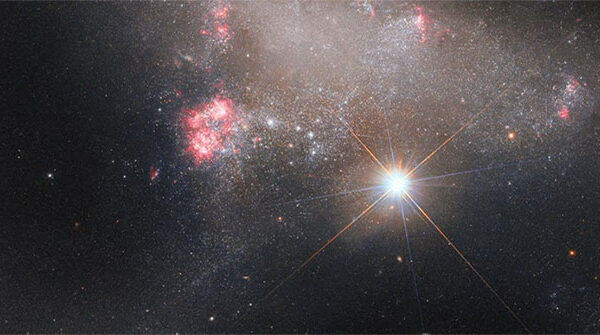 Kính viễn vọng Hubble chụp được sao cực sáng đầy lạ lùng