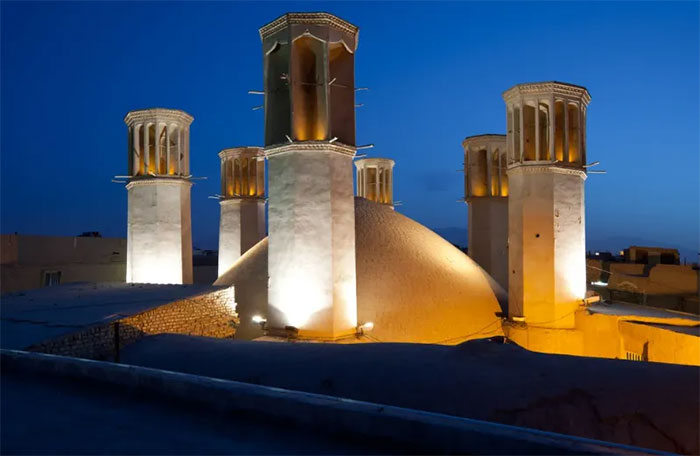 Các thanh đón gió chiếu từ mái nhà và hướng không khí vào trong nhà để làm mát.