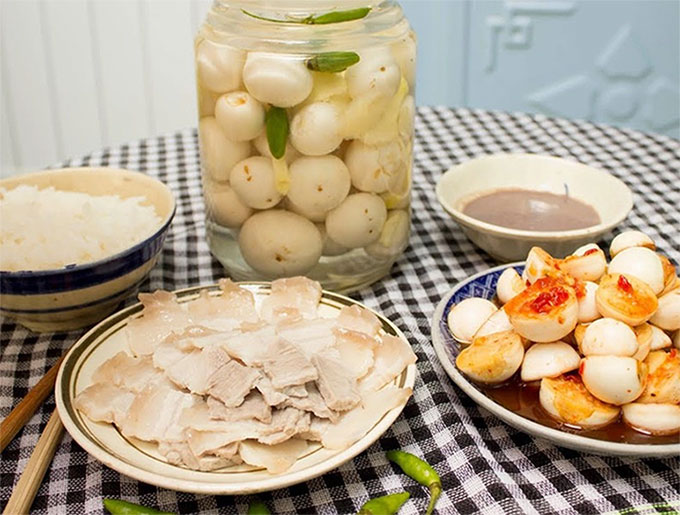 ca-muoi-3 Trước khi muối cà phải rửa sạch nguyên liệu và các dụng cụ để muối.