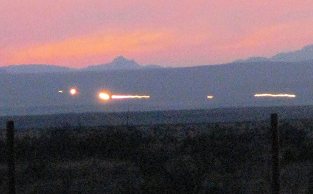 den-marfa Đèn Marfa thường xuất hiện dưới dạng những quả cầu ánh sáng màu trắng hoặc đỏ