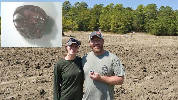 kim-cuong-nau Đôi vợ chồng Jessica và Seth Erickson và viên kim cương nâu 1,90 carat.
