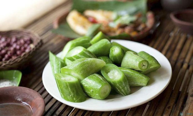 lac-le-luoc Lặc lè ăn ngon nhất khi luộc chín rồi chấm với muối vừng.