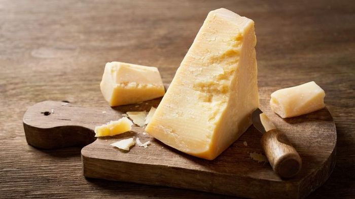 phomai-parmigiano-reggiano Phô mai Parmesan chứa thành phần từ dạ dày bò