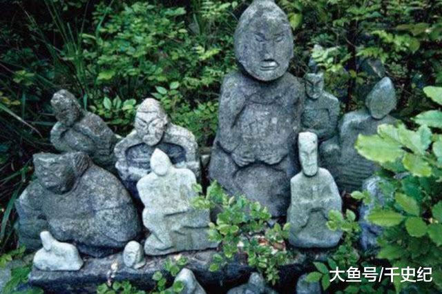 tuong-da Những bức tượng hình nhân bằng đá kỳ lạ xuất hiện dưới chân núi.