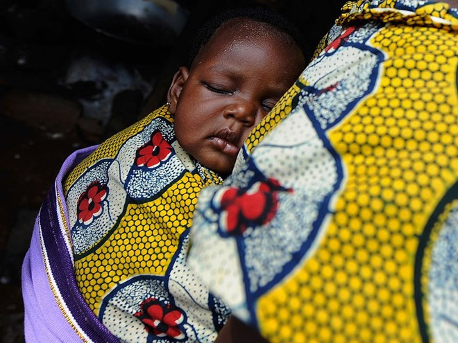 Đừng bao giờ hôn một đứa trẻ người Nigeria lên môi. Đừng bao giờ hôn một đứa trẻ người Nigeria lên môi.