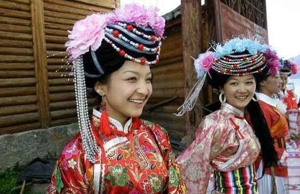 nguoi-mosuo Người Mosuo tin rằng người mẹ phải được kính trọng và mẹ chi phối mọi thứ.