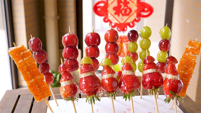keo-ho-lo-2 Những xiên kẹo hồ lô với màu sắc bắt mắt, tươi ngon