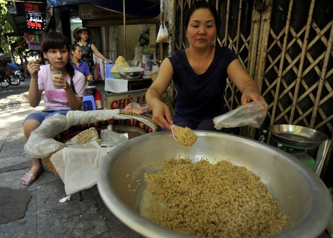 Người dân nhiều vùng miền trên cả nước vẫn giữ phong tục mua rượu nếp, trái cây, cúng lễ trong ngày Tết Đoan Ngọ.