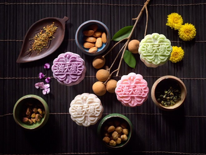 Có thể nói bánh dẻo nhân sầu riêng là loại bánh Trung thu đặc trưng của Singapore. Có thể nói bánh dẻo nhân sầu riêng là loại bánh Trung thu đặc trưng của Singapore.