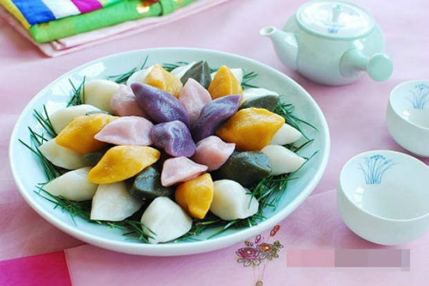 Songpyeon là tên gọi bánh Trung thu ở Hàn Quốc, nghĩa là bánh gạo hình bán nguyệt. Songpyeon là tên gọi bánh Trung thu ở Hàn Quốc, nghĩa là bánh gạo hình bán nguyệt.