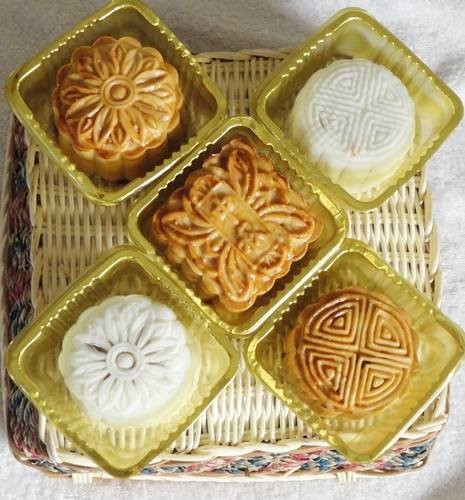 Bánh trung thu Việt Nam có 2 loại là bánh nướng và bánh dẻo. Bánh trung thu Việt Nam có 2 loại là bánh nướng và bánh dẻo.
