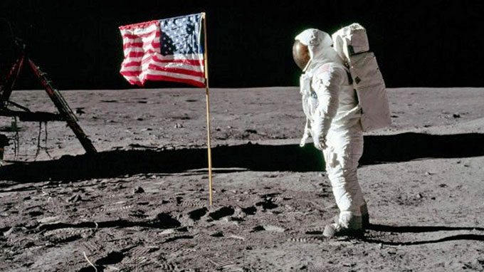 dua-nguoi-len-mat-trang Sứ mệnh Apollo 11 đưa con người đặt chân lên Mặt trăng lần đầu tiên vào năm 1969.