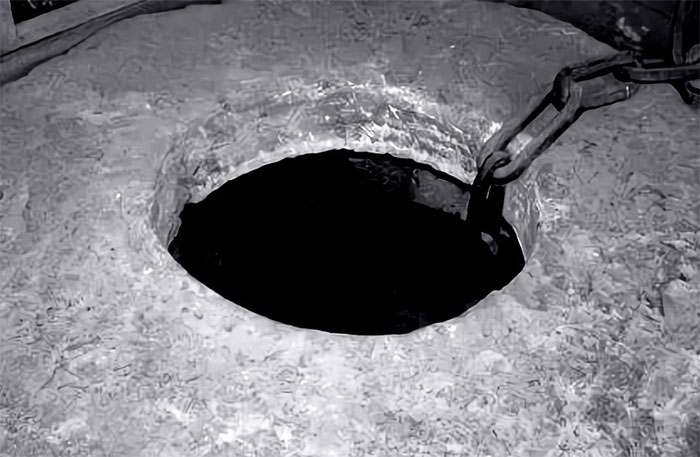 gieng-toa-long-1 Tương truyền phía dưới giếng trấn áp một con rồng già, bị trói bởi một sợi xích sắt rất to.