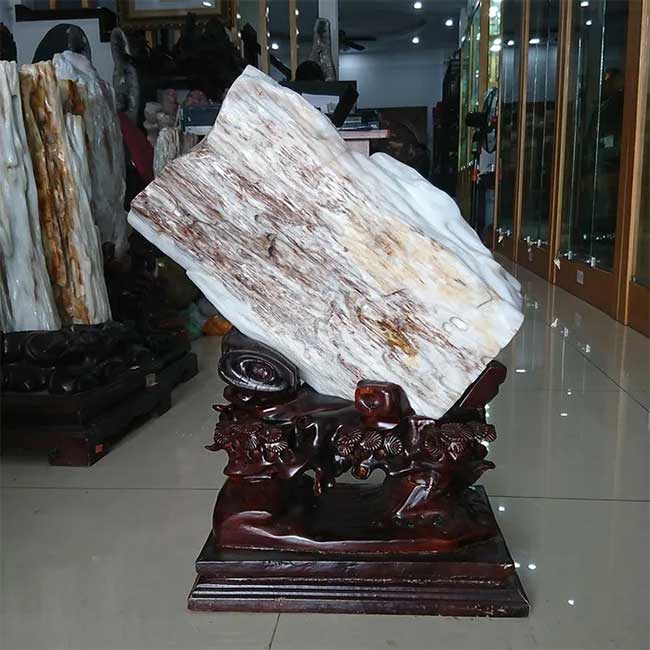 go-hoa-thach-17 Gỗ hóa ngọc thường được trưng bày ở dạng thô nguyên thủy, làm đồ mỹ nghệ