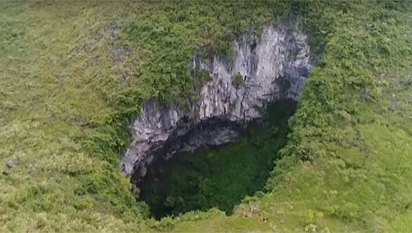 Hố sụt khổng lồ tại Trung Quốc bất ngờ hé lộ một kỳ quan thiên nhiên ở đẳng cấp thế giới